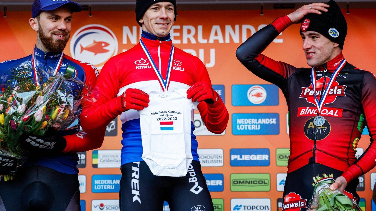 ZALTBOMMEL - (l-r) Joris Nieuwenhuis (derde), Lars van der Haar (eerste), Ryan Kamp (derde) tijdens de huldiging op het Plieger NK veldrijden in Zaltbommel. ANP BAS CZERWINSKI