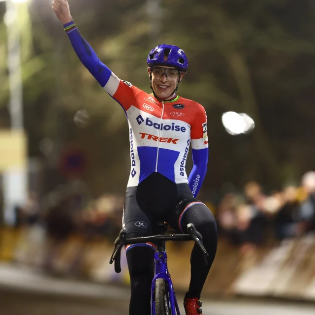 Victory flashback 💥

Diegem - 30 December

Lucinda Brand ended the Baloise 𝐓𝐫𝐞𝐤 Lions era on a high note with a victory in Diegem! 🦁

📸 @belgaimage & @blueframe.media