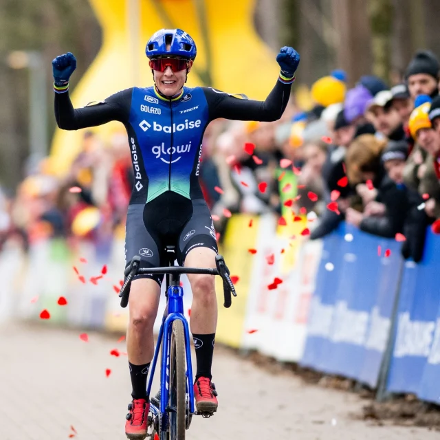 Victory flashback 💥

Lille - 9 February

Despite multiple setbacks during the race, Lucinda Brand still managed to take the win in Lille. With this victory, she secured the overall win in the @x2obadkamerstrofee. 🤩🏆

📸 @blueframe.media