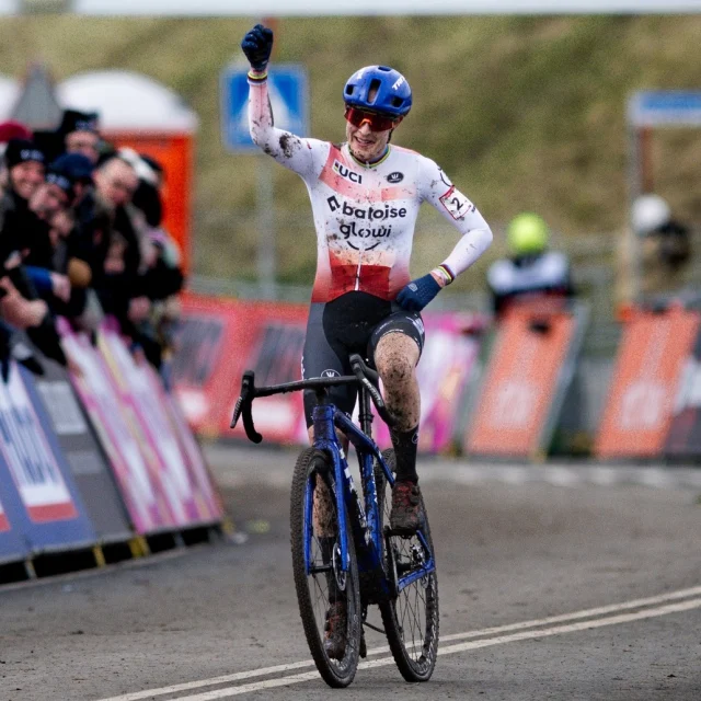 Victory flashback 💥

Hoogerheide - 26 January

Lucinda Brand officially claimed the World Cup GC with victory in Hoogerheide. 🏆💪

📸 @billy_lebelge x @sramroad
